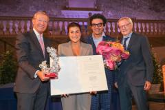 Verleihung " Wolfgang Schüssel Preis" durch die Internationale Salzburg Association im Festspielhaus Salzburg
Salzburger Festspiele 2018
Foto: Franz Neumayr    17..8.2018
Im Bild v.l. bei der Preisverleihung: ISA Präsident Landeshauptmann  Wilfried Haslauer, Preisträgerin Cecilia Bartoli, Laudator Rolando Villazon und Bundeskanzhler a.D. Wolfgang Schüssel.