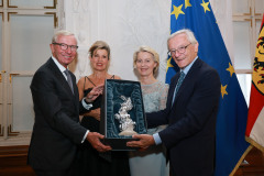 Verleihung des Wolfgang Schüssel Preis an Musikerin Anne Sophie Mutter in der Residenz Salzburg
Mit EU Präsidentin Ursula van der Leyen   Im Bild bei der Preisübergabe v.l. Altlandeshauptmann und ISA Präsident Wilfried Haslauer, Anne Sophie Mutter, Ursula van der Leyen und Altbundeskanzler Wolfgang Schüssel   
Foto: Franz Neumayr     19.9.2025
