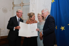 Verleihung des Wolfgang Schüssel Preis an Musikerin Anne Sophie Mutter in der Residenz Salzburg
Mit EU Präsidentin Ursula van der Leyen   Im Bild bei der Preisübergabe v.l. Altlandeshauptmann und ISA Präsident Wilfried Haslauer, Anne Sophie Mutter, Ursula van der Leyen und Altbundeskanzler Wolfgang Schüssel   
Foto: Franz Neumayr     19.9.2025